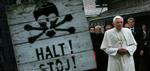 Pave Benedict XVI på vej ind gennem porten i Auschwitz. - Foto: AP 