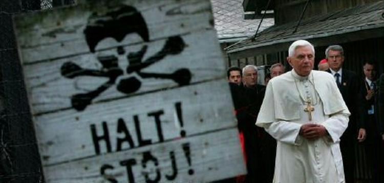 Pave Benedict XVI på vej ind gennem porten i Auschwitz. - Foto: AP 