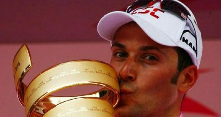 Ivan Basso uddeler kys til den snoede pokal. - Foto: AP 