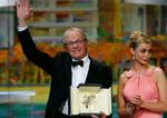Ken Loach på scenen sammen med den franske skuespiller Emmanuelle Beart. - Foto: AP 