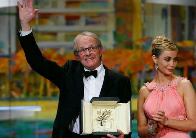 Ken Loach på scenen sammen med den franske skuespiller Emmanuelle Beart. - Foto: AP 