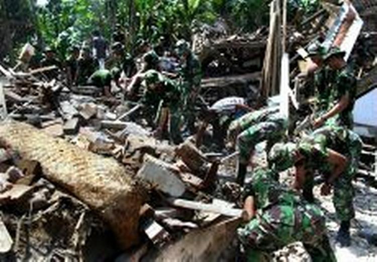 Indonesiske soldater i fuld gang med at lede efter overlevende efter jordskælvet i landet. Regeringen lover, at de ødelagte områder er genopbyggget inden for et år.   Foto: Kampala/AP 