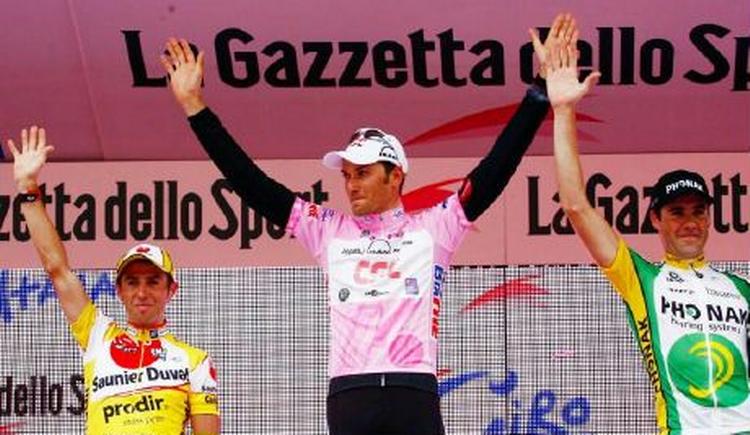 Ivan Basso sammen med nummer to Gutierrez Cataluna (th.) og nummer tre Gilberto Simoni. - Foto: AP 