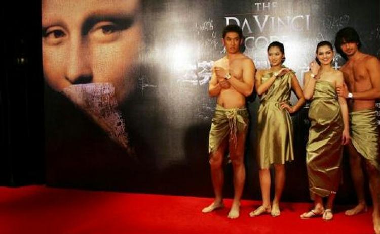Før premieren på 'Da Vinci-mysteriet' i Beijing gik modeller op på scenen for at præsentere 'Da Vinci-smykker'. Alle forsøger at tjene på mysteriet. - Foto: AP 