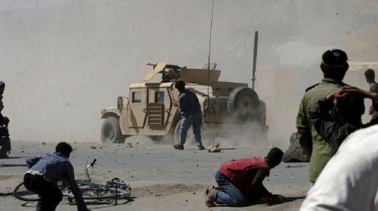 Vrede afghanerne kaster sten efter et amerikansk militærkøretøj under optøjer i Kabul i dag. - Foto: AP 