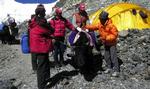 Billedet her viser, hvordan Lincoln Hall blev fragtet ned af Everest på en yak-okse. - Foto: Project Himalaya.com/AP 