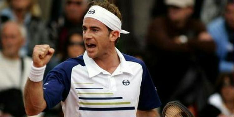 Filippo Volandri jubler efter sejren over Kristian Pless. - Foto: AP 