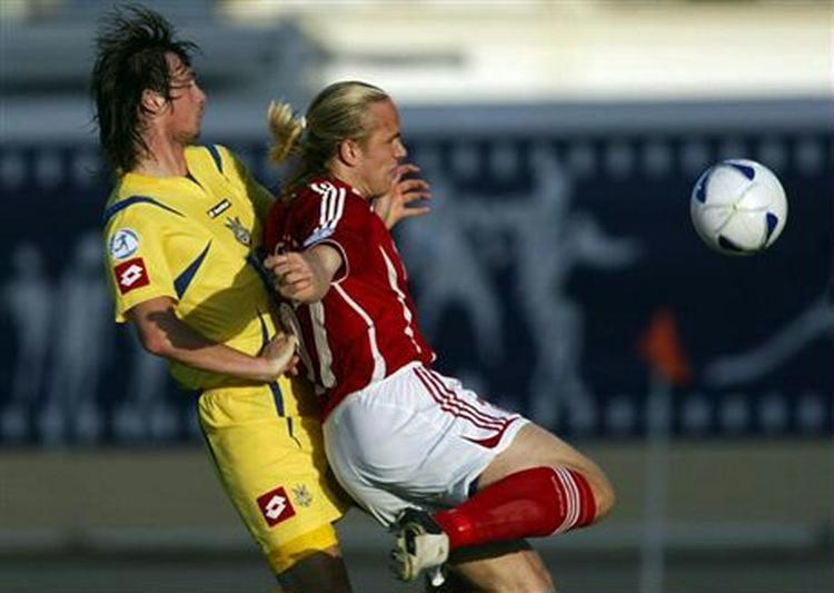 Jonas Troest passes op af Milevski, der scorede ukrainernes sejrsmål. - Foto: AP 