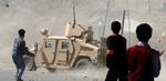 Afghanske civile kaster sten efter militærkøretøjer i de værste optøjer i Kabul siden 2001. - Foto: AP 