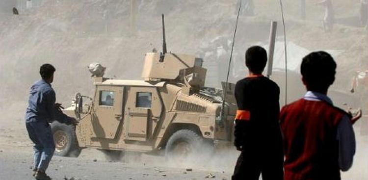 Afghanske civile kaster sten efter militærkøretøjer i de værste optøjer i Kabul siden 2001. - Foto: AP 
