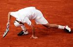 Andy Roddick har problemer med bentøjet mod Martin. Senere måtte amerikaneren helt opgive. - Foto: AP 