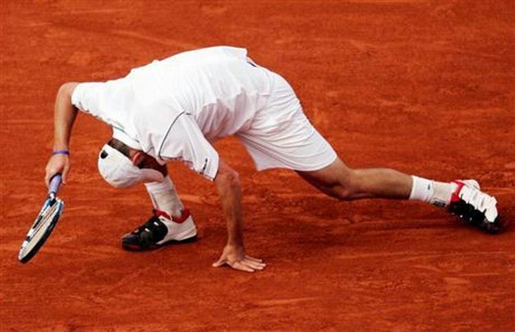 Andy Roddick har problemer med bentøjet mod Martin. Senere måtte amerikaneren helt opgive. - Foto: AP 