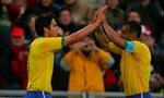 Kaka (tv) og Cafu fejrer en scoring mod Luzern. - Foto: AP 