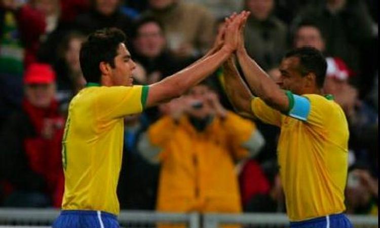 Kaka (tv) og Cafu fejrer en scoring mod Luzern. - Foto: AP 
