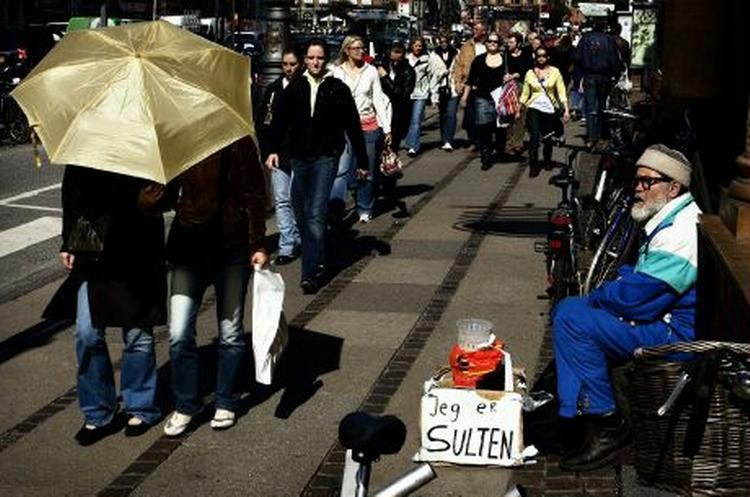 Et almindeligt syn i det københavnske gadebillede. Her foran Tivoli, hvor 55-årige Victor Rouzmine appellerer til de forbipasserendes sympati. - Foto: Joachim Adrian 