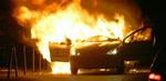 Franske unge fortsætter volden og smider bombe ind i politibil. -Foto: AP 