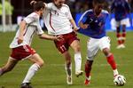 Frankrigs Florent Malouda bliver udfordret af Michael Silberbauer og Brian Priske. - Foto: AP 