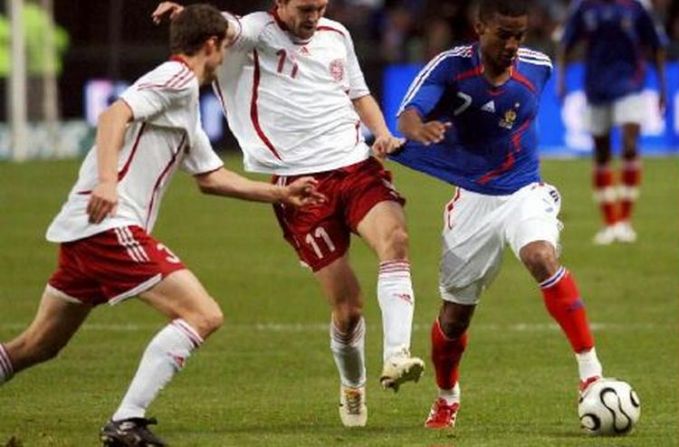 Frankrigs Florent Malouda bliver udfordret af Michael Silberbauer og Brian Priske. - Foto: AP 