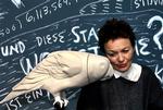 GUDDOMMELIG? Dorthe Jørgensen bruger bl.a. kunstneren Laurie Anderson som eksempel på sine overvejelser. Laurie Anderson er her i dialog med sit eget talende kunstværk  The Parrot , 2003. - Foto: dpa 