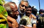 Præsidenten i Østtimor, Xanana Gusmao (midt), besøgte i dag en lejr for folk, der er flygtet fra ødelæggelserne i østaten. - Foto: AP 