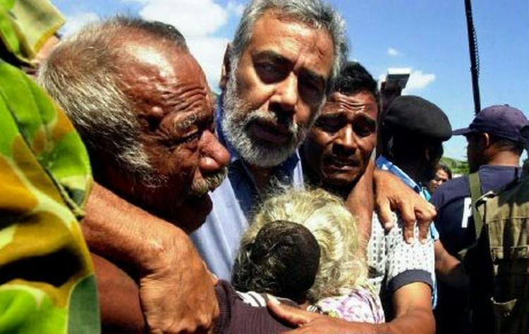 Præsidenten i Østtimor, Xanana Gusmao (midt), besøgte i dag en lejr for folk, der er flygtet fra ødelæggelserne i østaten. - Foto: AP 