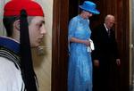 Dronningen under sit smertefulde besøg i Grækenland for nyligt. Her i selskab med den græske præsident, Carolos Papoulias - Foto: AP 