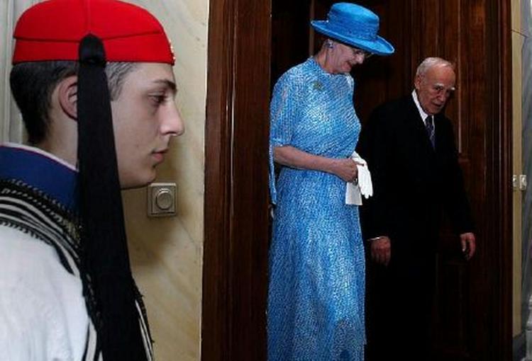 Dronningen under sit smertefulde besøg i Grækenland for nyligt. Her i selskab med den græske præsident, Carolos Papoulias - Foto: AP 