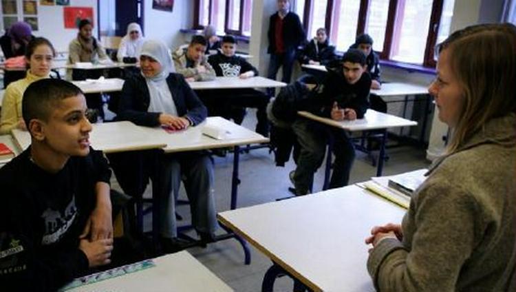 Her ses en klasselærer med sin klasse på Hellig Kors Skole i København. - Arkivfoto: Jens Dresling 