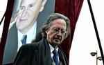 Nationalisme. I over 10 år har forfatteren Peter Handke forsvaret Slobodan Milosevic. Her ses han, før han taler ved Milosevic s begravelse i Pozarevac 18. marts.  Foto: Petar Pavlovic 