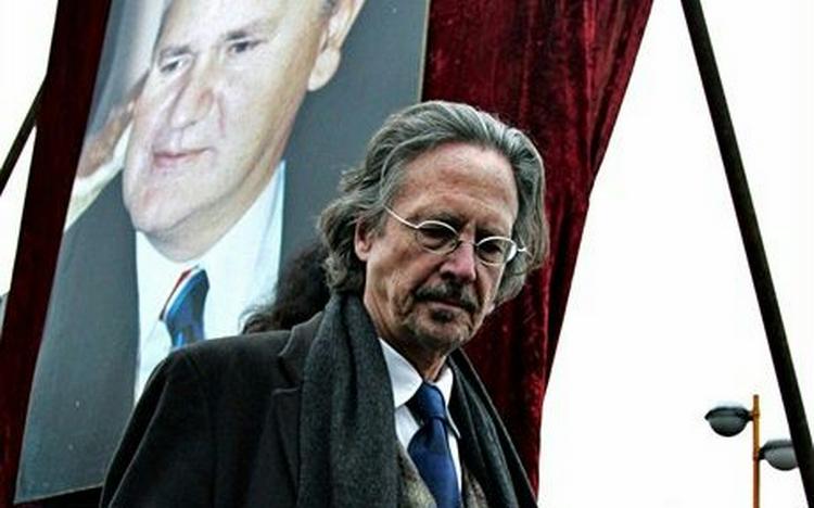 Nationalisme. I over 10 år har forfatteren Peter Handke forsvaret Slobodan Milosevic. Her ses han, før han taler ved Milosevic s begravelse i Pozarevac 18. marts.  Foto: Petar Pavlovic 