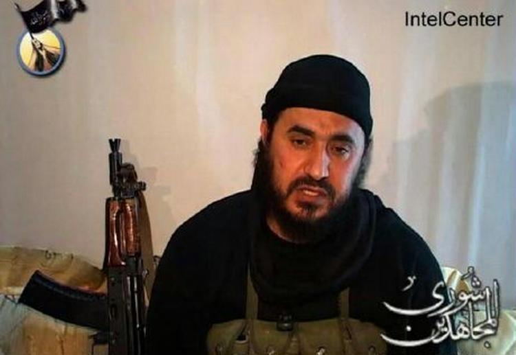 Al-Qaedas topfigur i Irak, Abu Musab al-Zarqawi, puster på en ny video til den religiøse fejde i Irak. - Arkivfoto: AP 
