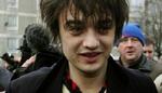 Pete Doherty, tidligere forsanger i The Libertines, nu i Babyshambles, er blevet afhørt af spansk politi. Doherty var mistænkt for at have stukket sig med en kanyle i et fly. Foto: AP 