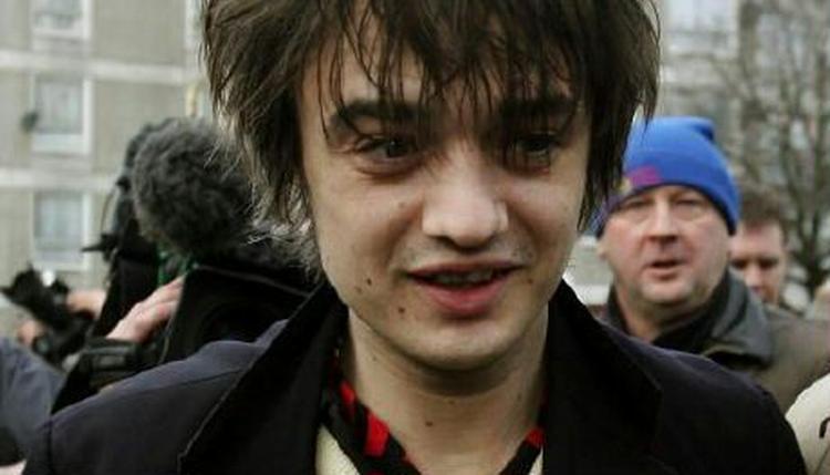 Pete Doherty, tidligere forsanger i The Libertines, nu i Babyshambles, er blevet afhørt af spansk politi. Doherty var mistænkt for at have stukket sig med en kanyle i et fly. Foto: AP 