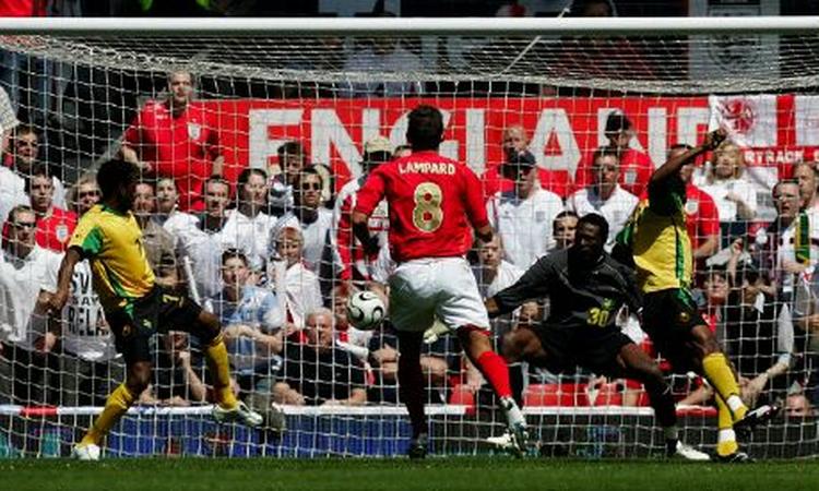 Frank Lampard scorer briternes første af seks mål mod Jamaica. - Foto: AP 