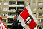 Højreekstremister gør livet usikkert for Tysklands farvede befolkning. I flere regioner, især i det tidligere DDR, står nynazistiske partier stærkt. Her marcherer nynazister fra partiet NPD i Halberstadt i Østtyskland.   Foto: AP 