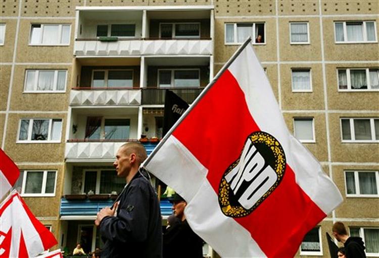 Højreekstremister gør livet usikkert for Tysklands farvede befolkning. I flere regioner, især i det tidligere DDR, står nynazistiske partier stærkt. Her marcherer nynazister fra partiet NPD i Halberstadt i Østtyskland.   Foto: AP 