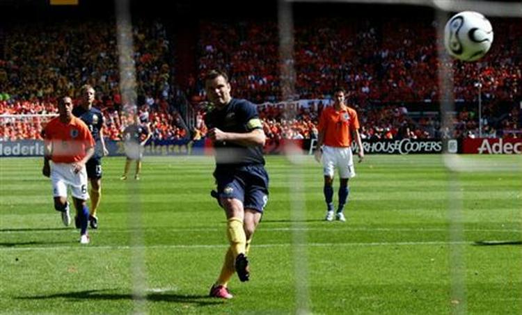 Mark Viduka misbruger et straffespark, men Tim Cahill sender returbolden i mål. - Foto: AP 