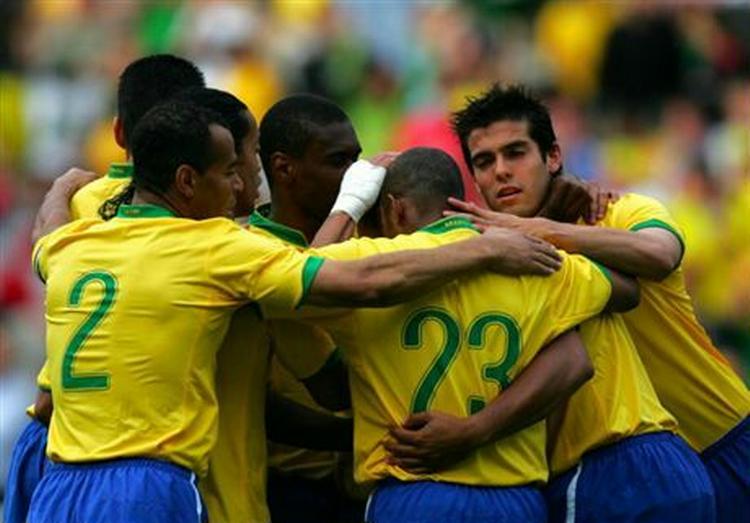 Adriano har bragt Brasilien foran 2-0 mod New Zealand. - Foto: AP 