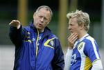 Landstræner Lars Lagerbäck kommer med et par forslag til Lars Edman. Tobias Linderoth var ikke med til dagens træning. - Foto: AP 