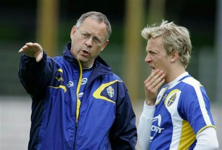 Landstræner Lars Lagerbäck kommer med et par forslag til Lars Edman. Tobias Linderoth var ikke med til dagens træning. - Foto: AP 