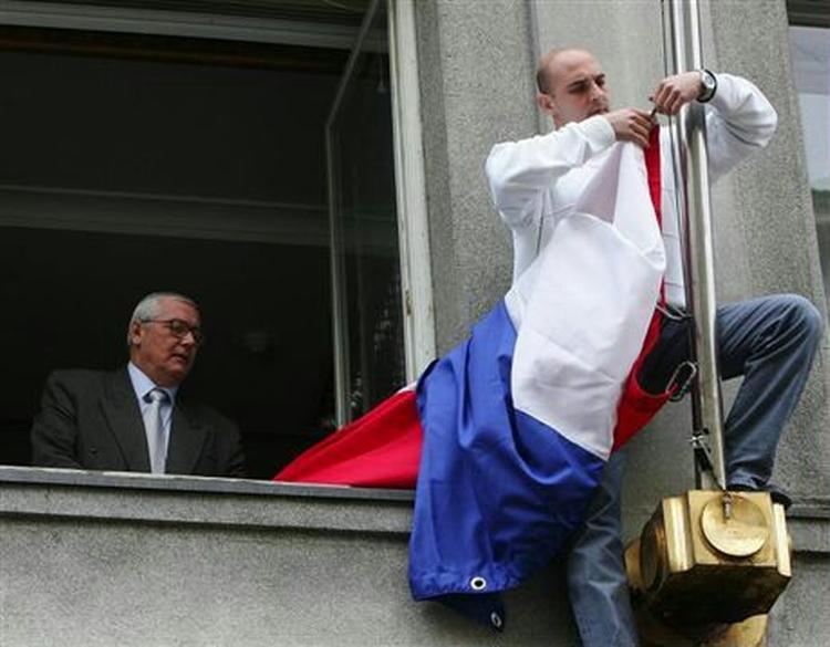 Serbien-Montenegros flag bliver taget ned fra en serbisk regeringsbygning. - Foto: AP 
