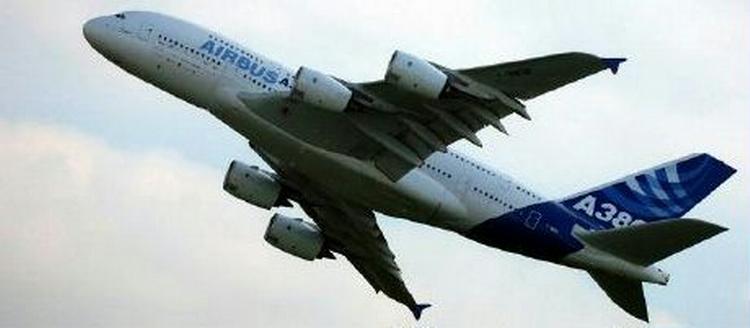Verdens største passagerfly - en Airbus A380 - letter fra Hamborg. - Foto: AP 