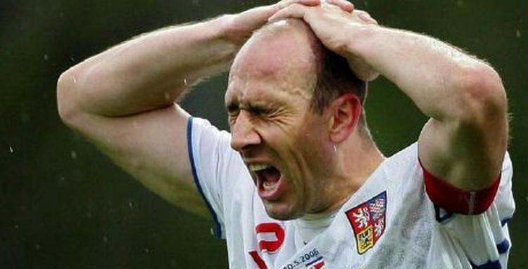 Jan Koller ærgrer sig over en brændt chance mod Costa Rica i sidste uge. - Foto: AP. 