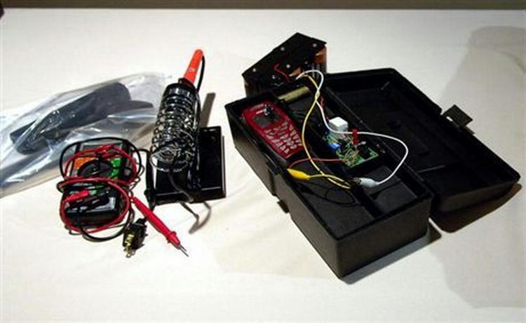 Canadisk politi har fremlagt disse genstande, som er blevet beslaglagt hos de anholdte. - Foto: AP 