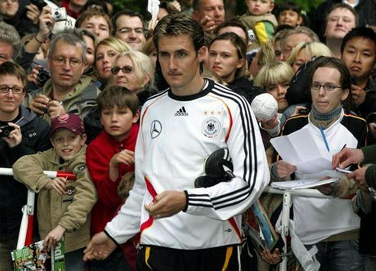 Tysklands angrebses Miroslav Klose fik en varm velkomst i Berlin. - Foto: AP. 