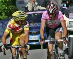 Hvad snakker de om? Ikke om bestikkelse i hvert fald. Det erkender den italienske cykelstjerne Gilberto Simoni nu. - Foto: APA! 