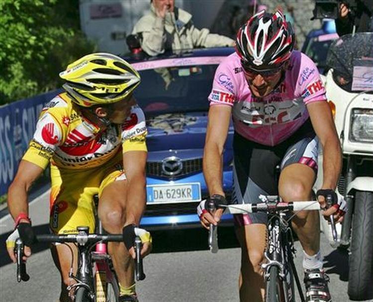 Hvad snakker de om? Ikke om bestikkelse i hvert fald. Det erkender den italienske cykelstjerne Gilberto Simoni nu. - Foto: APA! 