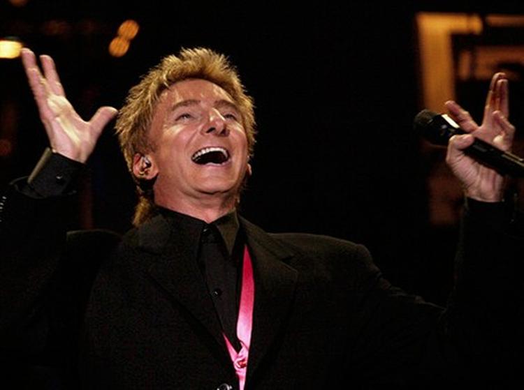 Australske erfaringer viser, at hvis man skal bruge musik til at jage unge mennesker væk, så skal det være noget, der virkelig går dem på nerverne. Valget er faldet på Barry Manilow.   Arkivfoto: Joe Cavaretta/AP 