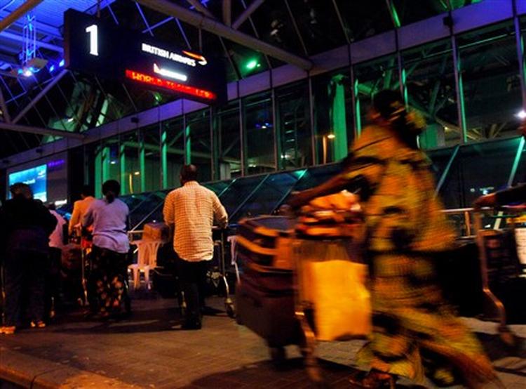 Allerede i ankomsthallen i de større britiske lufthavne   her Heathrow   sælges udenlandske kvinder som sexslaver.   Arkivfoto: Andrew Stuart/AP 