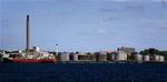 Fra havneanlægget i Fredericia slipper der hvert år, hvad der svarer til 9,4 millioner liter råolie, ud i den fri luft, når skibene i havnen lastes med olie.   Foto: Lars Skaaning 
